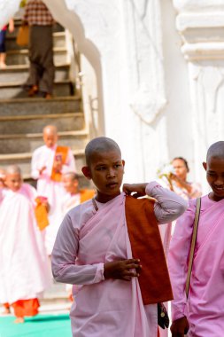 Mingun, Myanmar - 26 Ağustos 2016: Tanımlanamayan Birmanyalı Budist keşiş. Myanma halkının yüzde 68'i Bamar etnik grubuna mensandı