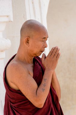 Mingun, Myanmar - 26 Ağustos 2016: Tanımlanamayan Birmanyalı Budist keşiş. Myanma halkının yüzde 68'i Bamar etnik grubuna mensandı