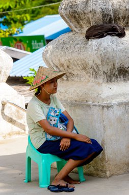 Mingun, Myanmar - 26 Ağustos 2016: Geleneksel şapkalı tanımlanamayan Birmanyalı kadın. Myanma halkının yüzde 68'i Bamar etnik grubuna mensandı