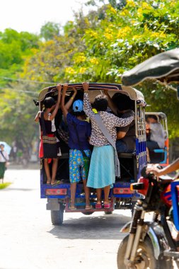 Mingun, Myanmar - 26 Ağustos 2016: Kimliği belirsiz birmanya, aynı arabada birkaç kişi bir arada. Myanma halkının yüzde 68'i Bamar etnik grubuna mensandı