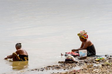 Irrawaddy Nehri, Myanmar - 26 Ağustos 2016: Irrawaddy Nehri'nde tanımlanamayan Birmanya peope temiz giysiler, Myanmar. Bu en büyük rive ve en önemli ticari su yolu