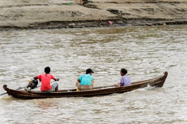 Irrawaddy Nehri, Myanmar - 26 Ağustos 2016: Irrawaddy Nehri üzerinde ahşap bir teknede tanımlanamayan Birmanya peope, Myanmar. Bu en büyük rive ve en önemli ticari su yolu