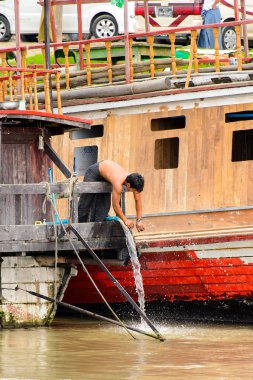 Irrawaddy Nehri, Myanmar - 26 Ağustos 2016: Irrawaddy Nehri üzerinde ahşap bir teknede tanımlanamayan Birmanyalı adam, Myanmar. Bu en büyük rive ve en önemli ticari su yolu