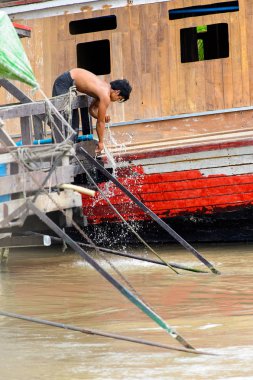 Mandalay, Myanmar - 26 Ağustos 2016: Ahşap bir teknede tanımlanamayan Birmanyalı çocuk. Myanma halkının yüzde 68'i Bamar etnik grubuna mensandı