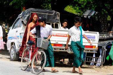 Mandalay, Myanmar - 26 Ağustos 2016: Tanımlanamayan Birmanyalı Budist rahipler sokakta yürüyor. Myanma halkının yüzde 68'i Bamar etnik grubuna mensandı