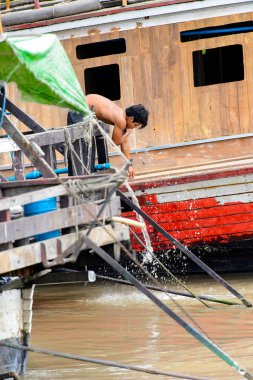 Mandalay, Myanmar - 26 Ağustos 2016: Ahşap bir teknede tanımlanamayan Birmanyalı çocuk. Myanma halkının yüzde 68'i Bamar etnik grubuna mensandı