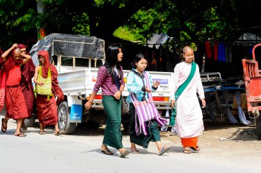 Mandalay, Myanmar - 26 Ağustos 2016: Tanımlanamayan Birmanyalı Budist rahipler sokakta yürüyor. Myanma halkının yüzde 68'i Bamar etnik grubuna mensandı