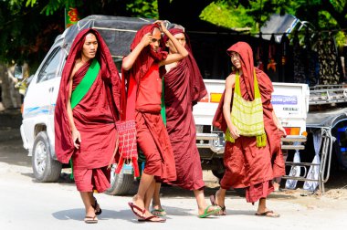 Mandalay, Myanmar - 26 Ağustos 2016: Tanımlanamayan Birmanyalı Budist rahipler sokakta yürüyor. Myanma halkının yüzde 68'i Bamar etnik grubuna mensandı