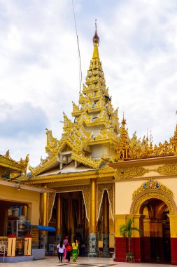 Mandalay, Myanmar - 26 Ağustos 2016: Mahamuni Buddha Tapınağı, Bir Budist pagoda ve büyük hac sitesi, Mandalay, Myanmar 'ın güneybatısında (Burma))