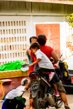 Mandalay, Myanmar - 26 Ağustos 2016: Motosikletli kimliği belirsiz bir manyacık çocuk. Myanma halkının yüzde 68'i Bamar etnik grubuna mensandı