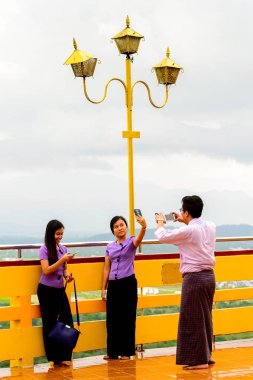 Mandalay, Myanmar - 26 Ağustos 2016: Tanımlanamayan Birmanyalı küçük kızlar selfie çekiyor. Myanma halkının yüzde 68'i Bamar etnik grubuna mensandı