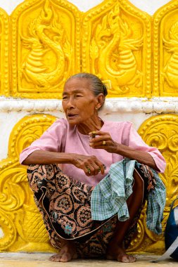 Monywa, Myanmar - 27 Ağustos 2016: Büyük bir sigara ile tanımlanamayan Birmanya kadın. Myanma halkının yüzde 68'i Bamar etnik grubuna mensandı