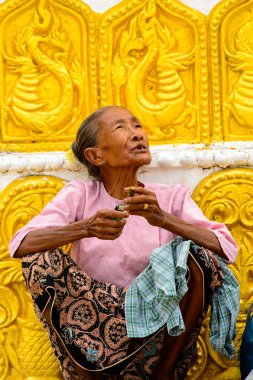 Monywa, Myanmar - 27 Ağustos 2016: Büyük bir sigara ile tanımlanamayan Birmanya kadın. Myanma halkının yüzde 68'i Bamar etnik grubuna mensandı