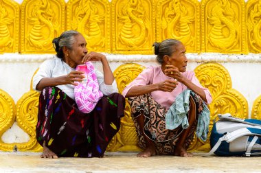 Monywa, Myanmar - 27 Ağustos 2016: Bir tapınağın yakınında kimliği belirsiz Birmanyalı bayanlar. Myanma halkının yüzde 68'i Bamar etnik grubuna mensandı
