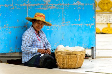 Monywa, Myanmar - 27 Ağustos 2016: Şapkalı ve sepetli tanımlanamayan Birmanya. Myanma halkının yüzde 68'i Bamar etnik grubuna mensandı