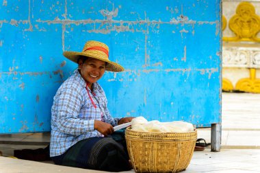 Monywa, Myanmar - 27 Ağustos 2016: Şapkalı ve sepetli tanımlanamayan Birmanya. Myanma halkının yüzde 68'i Bamar etnik grubuna mensandı