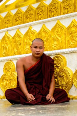 Monywa, Myanmar - 27 Ağustos 2016: Tanımlanamayan Birmanyalı Budist keşiş . Myanma halkının yüzde 68'i Bamar etnik grubuna mensandı