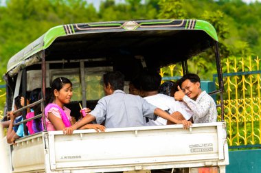 Monywa, Myanmar - 27 Ağustos 2016: Bir arabada tanımlanamayan Birmanyalılar. Myanma halkının yüzde 68'i Bamar etnik grubuna mensandı