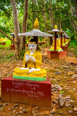 Monywa, Myanmar - 27 Ağustos 2016: Ünlü Budist bölge ve manastırı Maha Bodhi Ta Htaung'daki Buda heykelleri, Monywa İlçesi, Sagaing Area, Myanmar (Burma))