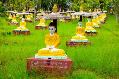 Monywa, Myanmar - 27 Ağustos 2016: Ünlü Budist bölge ve manastırı Maha Bodhi Ta Htaung'daki Buda heykelleri, Monywa İlçesi, Sagaing Area, Myanmar (Burma))