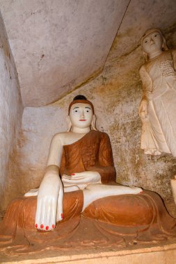 Yinmabin, Myanmar - 28 Ağustos 2016: Phowintaung'daki Buda heykeli, Budist mağara kompleksi, Yinmabin İlçesi, Monywa Bölgesi, Sagaing Bölgesi, Myanmar