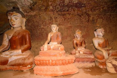 Yinmabin, Myanmar - 28 Ağustos 2016: Phowintaung'daki Buda heykelleri, Budist mağara kompleksi, Yinmabin İlçesi, Monywa Bölgesi, Sagaing Bölgesi, Myanmar