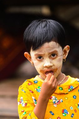 Bagan, Myanmar - 29 Ağustos 2016: Tanımlanamayan birmanyalı kız. Myanma halkının yüzde 68'i Bamar etnik grubuna mensandı