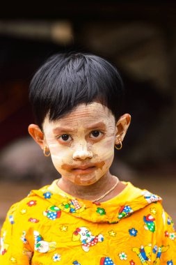 Bagan, Myanmar - 29 Ağustos 2016: Tanımlanamayan birmanyalı kız. Myanma halkının yüzde 68'i Bamar etnik grubuna mensandı