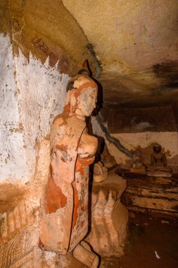 Yinmabin, Myanmar - 28 Ağustos 2016: Phowintaung'daki Buda heykelleri, Budist mağara kompleksi, Yinmabin İlçesi, Monywa Bölgesi, Sagaing Bölgesi, Myanmar