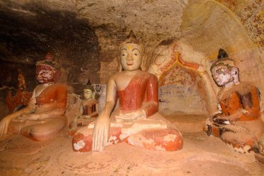 Yinmabin, Myanmar - 28 Ağustos 2016: Phowintaung'daki Buda heykelleri, Budist mağara kompleksi, Yinmabin İlçesi, Monywa Bölgesi, Sagaing Bölgesi, Myanmar