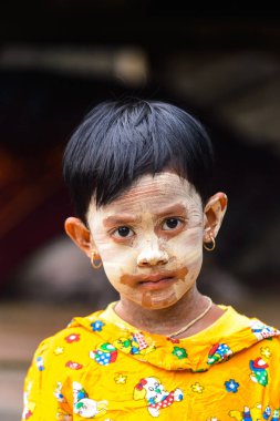 Bagan, Myanmar - 29 Ağustos 2016: Tanımlanamayan birmanyalı kız. Myanma halkının yüzde 68'i Bamar etnik grubuna mensandı