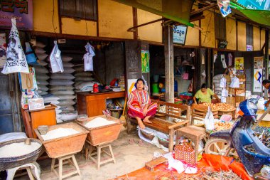 Bagan, Myanmar - 27 Ağustos 2016: Tanımlanamayan Birmanyalı kadın yerel pazarda çalışıyor. Myanma halkının yüzde 68'i Bamar etnik grubuna mensandı