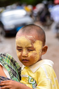 Bagan, Myanmar - 29 Ağustos 2016: Sarı boyalı yanak ile tanımlanamayan Birmanya çocuk. Myanma halkının yüzde 68'i Bamar etnik grubuna mensandı