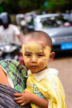 Bagan, Myanmar - 29 Ağustos 2016: Sarı boyalı yanak ile tanımlanamayan Birmanya çocuk. Myanma halkının yüzde 68'i Bamar etnik grubuna mensandı