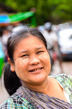 Bagan, Myanmar - 29 Ağustos 2016: Sarı boyalı yanak ile tanımlanamayan Birmanya kadın. Myanma halkının yüzde 68'i Bamar etnik grubuna mensandı