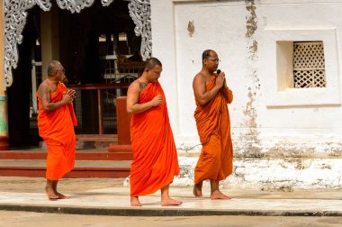 Bagan, Myanmar - 29 Ağustos 2016: Tanımlanamayan Birmanyalı Budist rahipler tapınakta yürüyor. Myanma halkının yüzde 68'i Bamar etnik grubuna mensandı