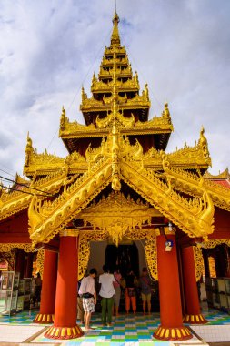 Bagan, Myanmar - 29 Ağustos 2016: Shwezigon Pagoda, Bagan Arkeoloji Bölgesi, Burma. Myanmar'ın ana sitelerinden biri.
