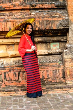 Bagan, Myanmar - 29 Ağustos 2016: Şemsiyesi olan kimliği belirsiz Birmanyalı kadın. Myanma halkının yüzde 68'i Bamar etnik grubuna mensandı