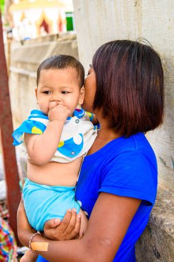 Bagan, Myanmar - 29 Ağustos 2016: Küçük bebeği olan yerel Birmanyalı kadın.