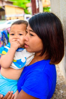 Bagan, Myanmar - 29 Ağustos 2016: Küçük bebeği olan yerel Birmanyalı kadın.