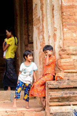 Bagan, Myanmar - 29 Ağustos 2016: Tanımlanamayan Birmanyalı çocuklar açık havada oynuyor. Myanma halkının yüzde 68'i Bamar etnik grubuna mensandı