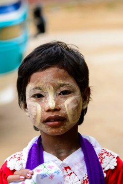 Bagan, Myanmar - 29 Ağustos 2016: Sarı boyalı yanakları ile tanımlanamayan Birmanya lı kadın. Myanma halkının yüzde 68'i Bamar etnik grubuna mensandı
