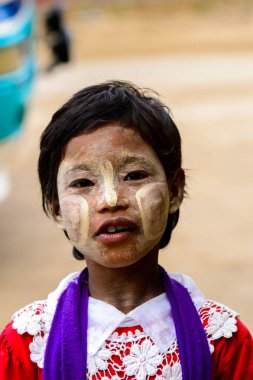 Bagan, Myanmar - 29 Ağustos 2016: Sarı boyalı yanakları ile tanımlanamayan Birmanya lı kadın. Myanma halkının yüzde 68'i Bamar etnik grubuna mensandı