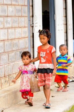 Nyaungshwe, Myanmar - 30 Ağustos 2016: Tanımlanamayan Birmanyalı çocuklar sokakta yürüyor. Myanma halkının yüzde 68'i Bamar etnik grubuna mensandı