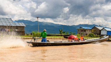 Inle Lake, Myanmar - 30 Ağustos 2016: Myanmar'ın Shan Eyaletinin Taunggyi İlçesi'nin Nyaungshwe İlçesi'nde bulunan bir tatlı su gölü olan Inle Sap'ın üzerinde bambu tekneyle seyreden tanımlanamayan Birmanyalılar