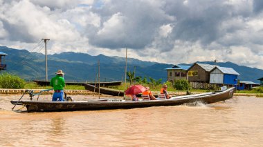 Inle Lake, Myanmar - 30 Ağustos 2016: Myanmar'ın Shan Eyaletinin Taunggyi İlçesi'nin Nyaungshwe İlçesi'nde bulunan bir tatlı su gölü olan Inle Sap'ın üzerinde bambu tekneyle seyreden tanımlanamayan Birmanyalılar