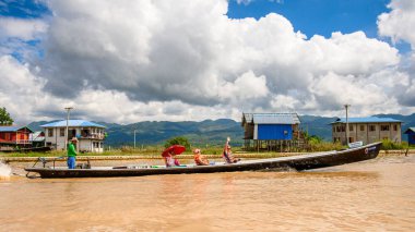 Inle Lake, Myanmar - 30 Ağustos 2016: Myanmar'ın Shan Eyaletinin Taunggyi İlçesi'nin Nyaungshwe İlçesi'nde bulunan bir tatlı su gölü olan Inle Sap'ın üzerinde bambu tekneyle seyreden tanımlanamayan Birmanyalılar