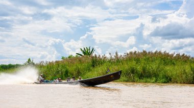 Inle Lake, Myanmar - 30 Ağustos 2016: Myanmar'ın Shan Eyaletinin Taunggyi İlçesi'nin Nyaungshwe İlçesi'nde bulunan bir tatlı su gölü olan Inle Sap'ın üzerinde bambu tekneyle seyreden tanımlanamayan Birmanyalılar