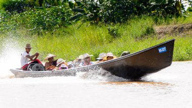 Inle Lake, Myanmar - 30 Ağustos 2016: Myanmar'ın Shan Eyaletinin Taunggyi İlçesi'nin Nyaungshwe İlçesi'nde bulunan bir tatlı su gölü olan Inle Sap'ın üzerinde bambu tekneyle seyreden tanımlanamayan Birmanyalılar
