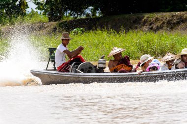 Inle Lake, Myanmar - 30 Ağustos 2016: Myanmar'ın Shan Eyaletinin Taunggyi İlçesi'nin Nyaungshwe İlçesi'nde bulunan bir tatlı su gölü olan Inle Sap'ın üzerinde bambu tekneyle seyreden tanımlanamayan Birmanyalılar